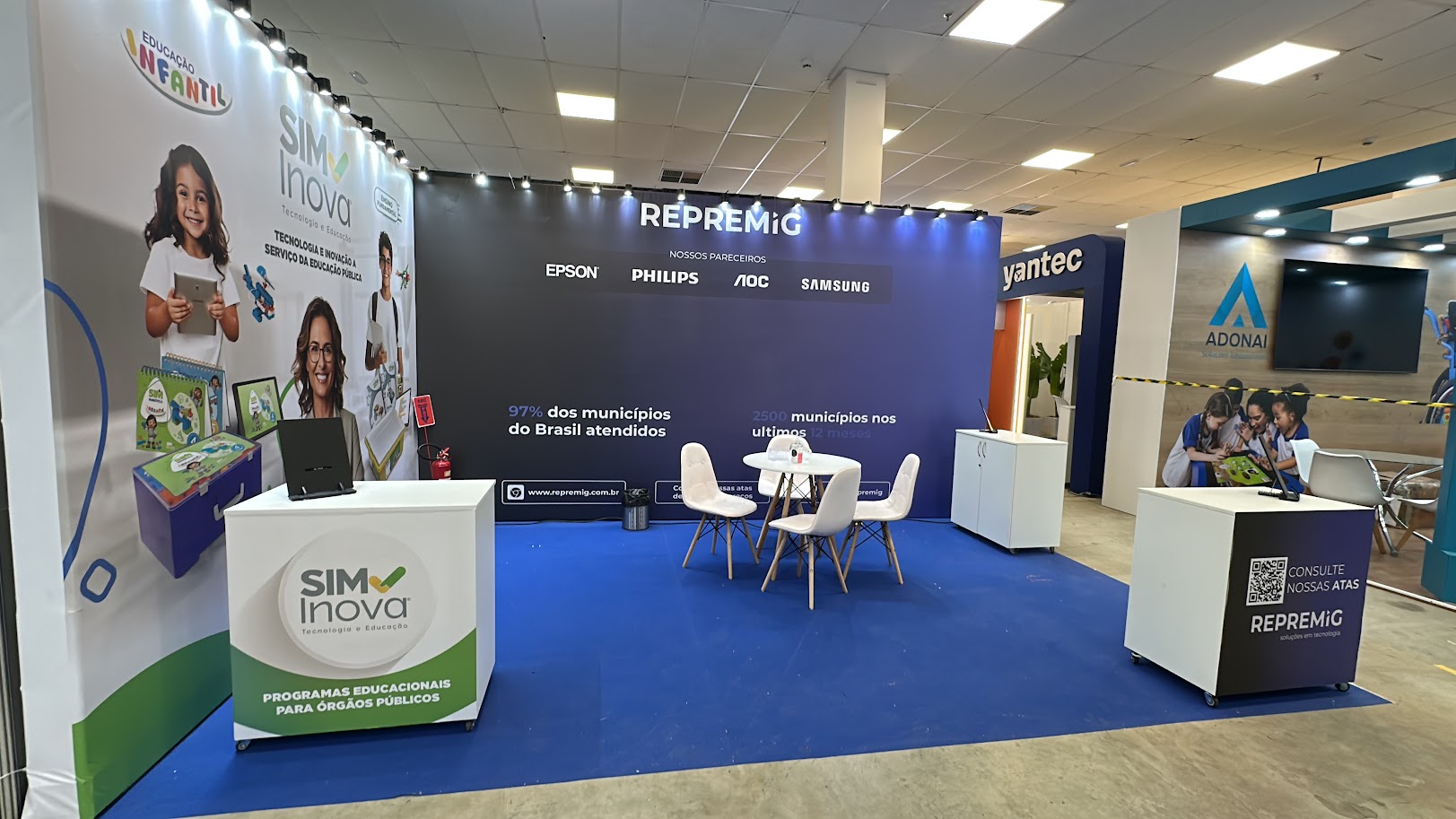 Stand cenografico, porta livros, locação de mesa e cadeiras, locação de TV, backdrop, cafeteira , totem de fotos e totem de led, iluminação 