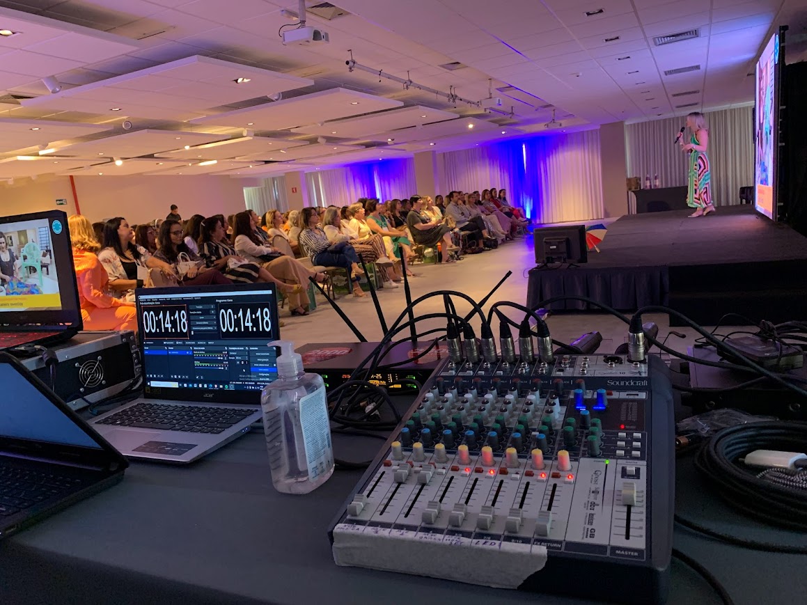 sonorização, projeção , painel de led, tecnico de som, projetor , microfones sem fio 