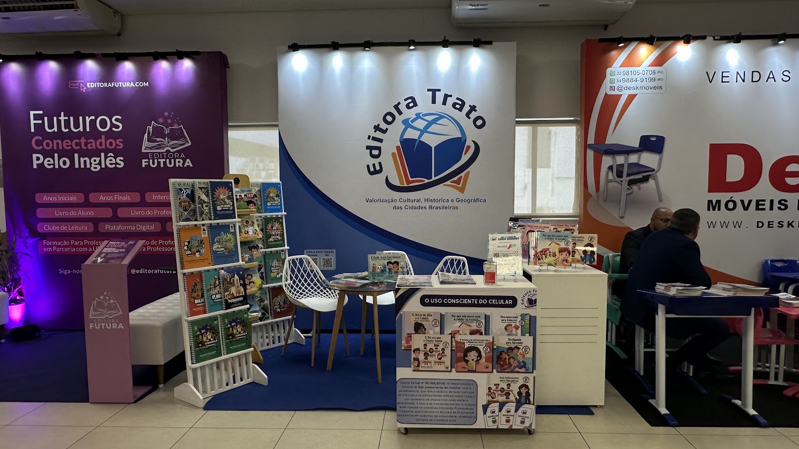 Stand cenografico, porta livros, locação de mesa e cadeiras, locação de TV, backdrop, cafeteira , totem de fotos e totem de led