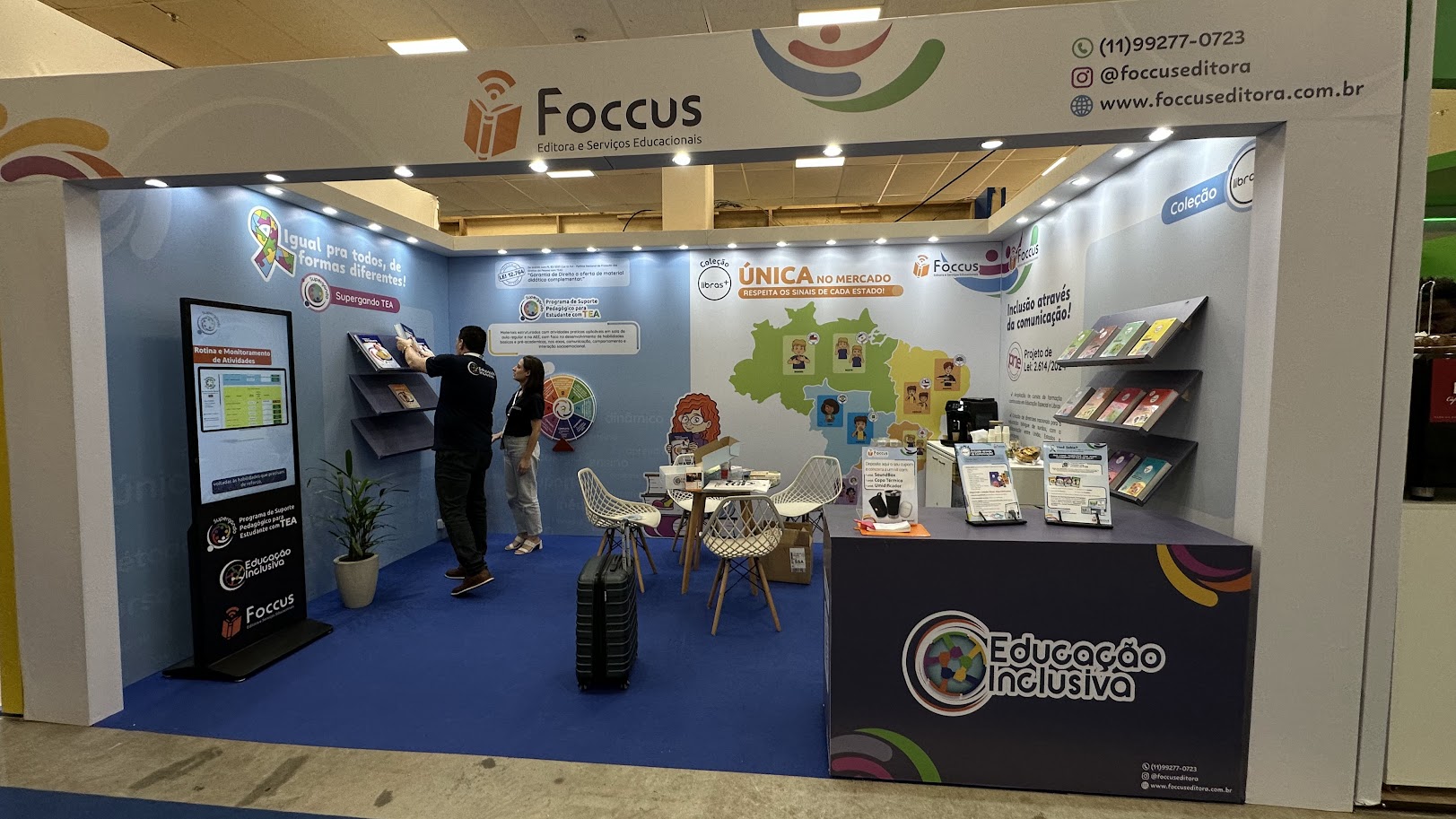 Stand cenografico, porta livros, locação de mesa e cadeiras, locação de TV, backdrop, cafeteira , totem de fotos e totem de led