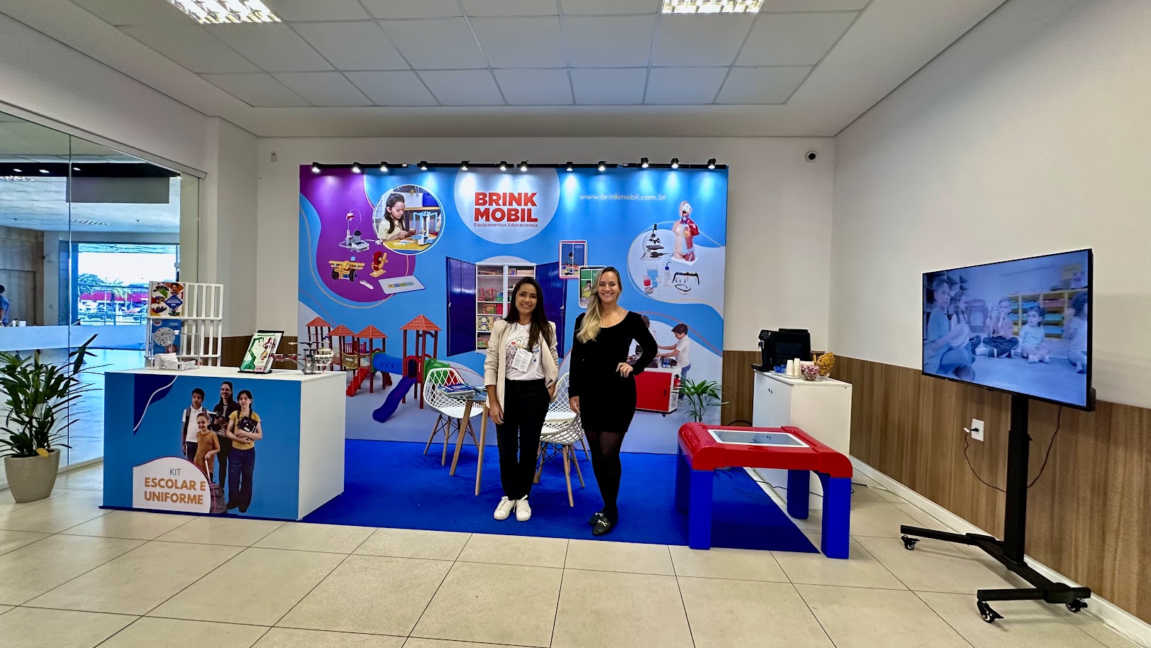 Stand cenografico, porta livros, locação de mesa e cadeiras, locação de TV, backdrop, cafeteira , totem de fotos e totem de led