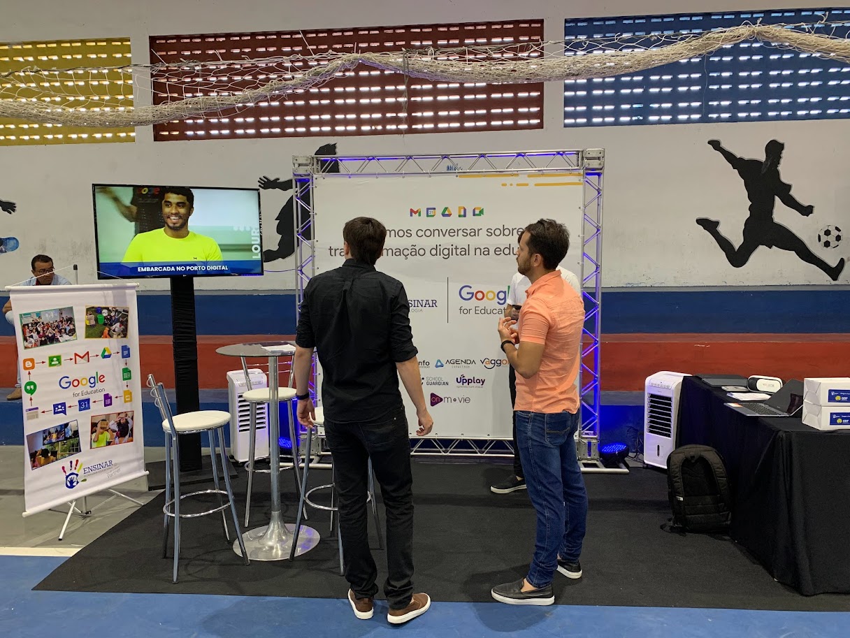 Stand cenografico, porta livros, locação de mesa e cadeiras, locação de TV, backdrop, cafeteira , totem de fotos e totem de led