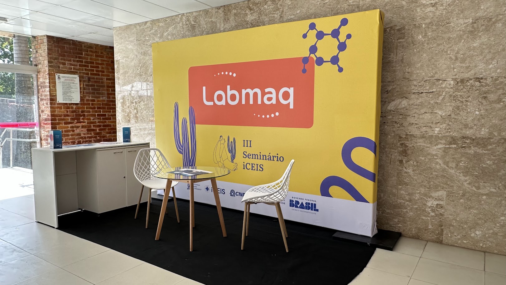 Stand cenografico, porta livros, locação de mesa e cadeiras, locação de TV, backdrop, cafeteira , totem de fotos e totem de led